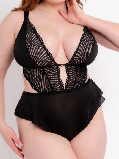 Scantilly by Curvy Kate After Hours -pitsibody Black Kaaritueton body säädettävillä olkaimilla E-L-kuppikolle 36-54 SN-025-327-BLK