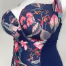 Ava Swimwear Navy Flowers -uimapuku-thumb Kaarituettu uimapuku topatuilla kupeilla. 65-100, D-L SKJ47