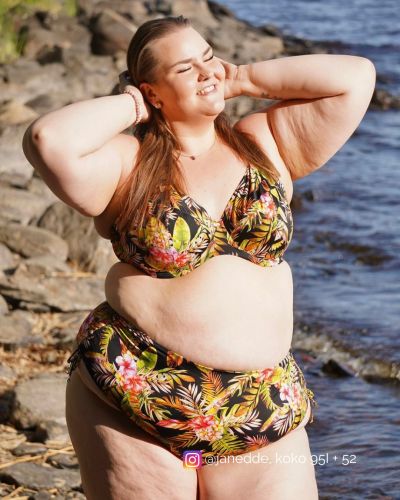 Elomi Tiger Valley UW Plunge -bikiniliivit Black  Kaarituettu edestä avara plungemallinen bikiniliivi. 75-100, F-M ES802302-BLK