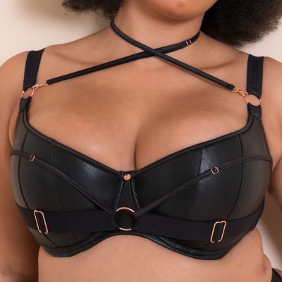 Scantilly by Curvy Kate Harnessed Padded Half Cup -rintaliivit Black Pleather Kaarituettu, kevyesti topattu, keinonahkainen puolikuppi balconette . 65-85, E-L ST-008105-BLK