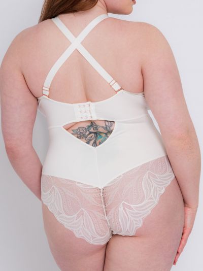 Scantilly by Curvy Kate Indulgence in Lace -pitsibody Ivory Kaaritueton body säädettävillä olkaimilla E-L-kuppikolle 36-54 ST-010-704-IVORY