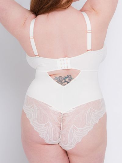 Scantilly by Curvy Kate Indulgence in Lace -pitsibody Ivory Kaaritueton body säädettävillä olkaimilla E-L-kuppikolle 36-54 ST-010-704-IVORY