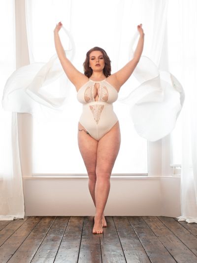 Scantilly by Curvy Kate Indulgence in Lace -pitsibody Ivory Kaaritueton body säädettävillä olkaimilla E-L-kuppikolle 36-54 ST-010-704-IVORY