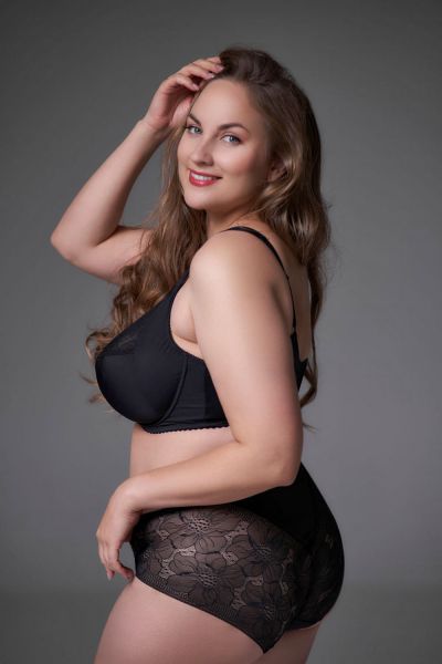 Plaisir Lingerie Lisa Soft Full Cup -rintaliivit Black Kaarituettu, toppaamaton, joustopitsinen täyskuppiliivi. 80-110, D-I 1125-1/BLK