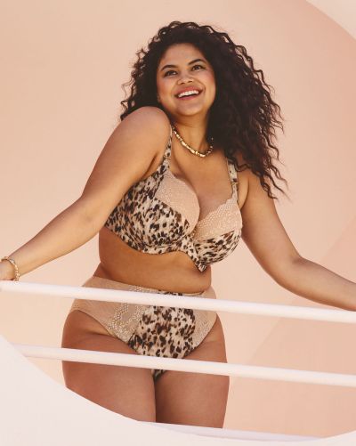 Elomi Lucie High Leg -alushousut - Wild Cat Midihousu normaalikorkealla vyötäröllä, korkealle leikatut jalansuut. M/40 - 4XL/50 EL4498-WIT