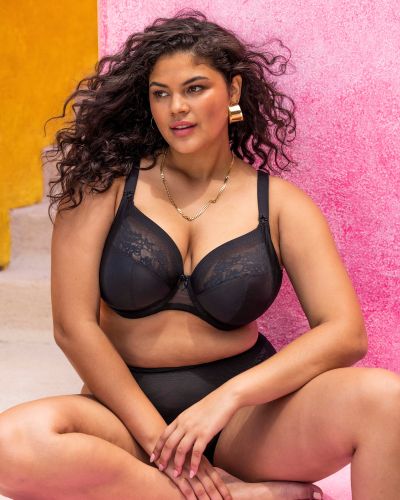 Elomi Nerina UW Stretch Plunge -rintaliivit Black Kaarituettu, kokokuppinen ja toppaamaton plunge-liivi sileällä joustopitsillä. 70-100, E-N EL302734-BLK