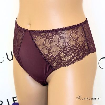 Plaisir Lingerie Lush-pitsibrazilianhousut Burgundy Brazilianhousut pehmeästä joustopitsistä. 40-48 2053-33/BUR
