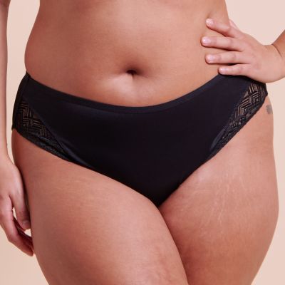 Curvy Kate Spotlight Full Brief -alushousut Black Normaalivyötäröinen housu hieman kevennetyllä takaosalla. S/34-36 - 2XL/50 CK115220-BLK