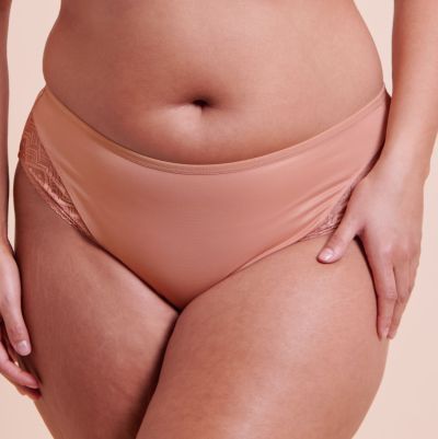 Curvy Kate Spotlight Full Brief -alushousut Latte Normaalivyötäröinen housu hieman kevennetyllä takaosalla. S/34-36 - 2XL/50 CK115220-LAE