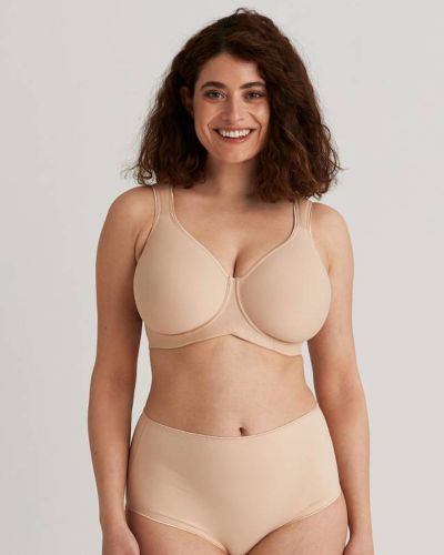 Miss Mary Stay Fresh Essentials -t-paitaliivit beige Kaarituettu muotoonprässätty t-paitaliivi leveillä pehmustetuilla olkaimilla. 70-105 D-G MM-2064-02