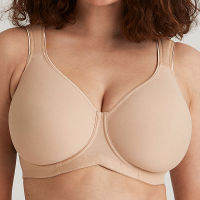 Miss Mary Stay Fresh Essentials -t-paitaliivit beige Kaarituettu muotoonprässätty t-paitaliivi leveillä pehmustetuilla olkaimilla. 70-105 D-G MM-2064-02