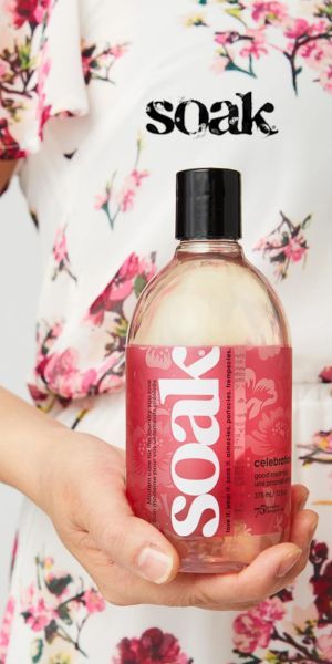 Soak-pesuaineet hellävaraiseen ja helppoon käsinpesuun, kuvassa iso pesuainepullo tuoksussa Celebrity